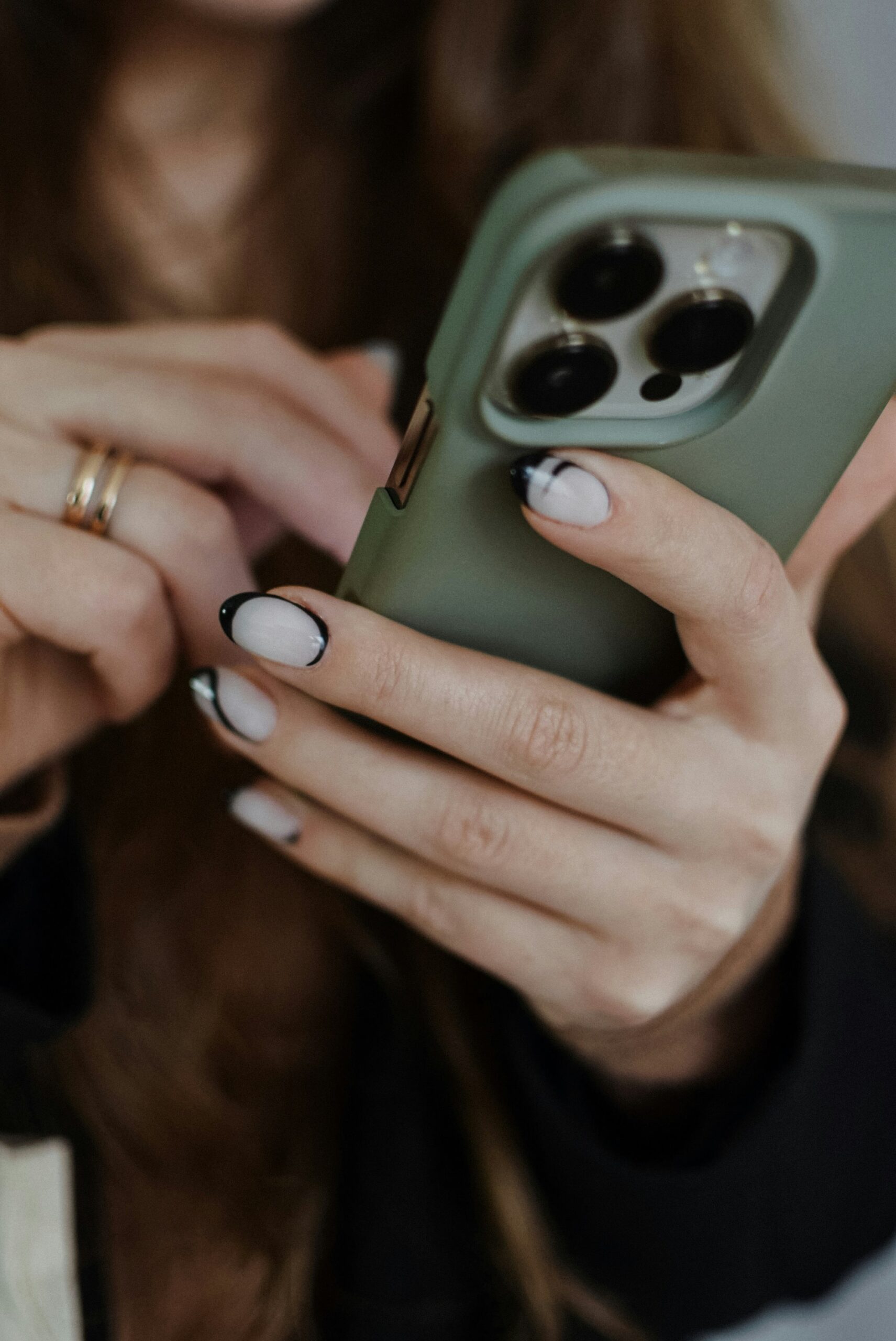 woman tracking her cycle on her phone