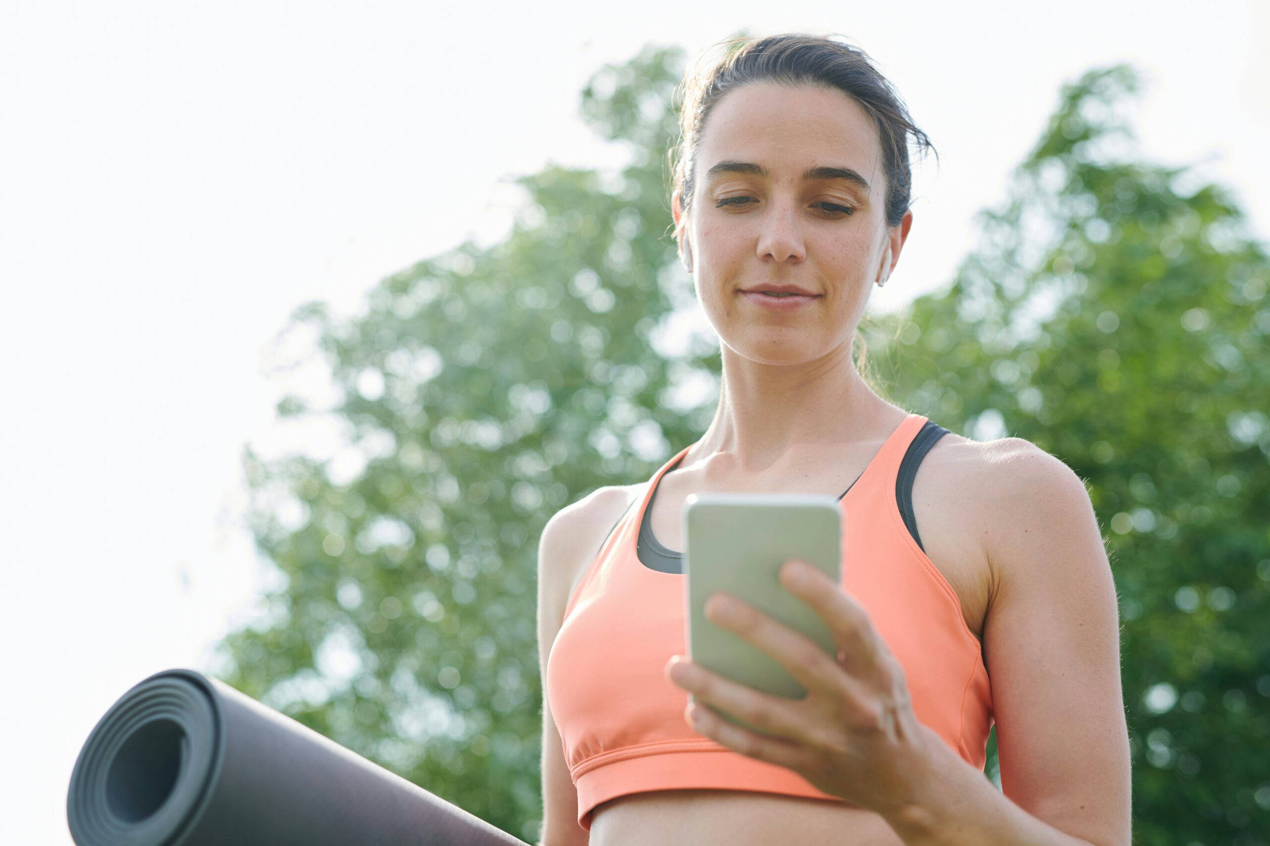A woman reading The Venvy Method on her phone